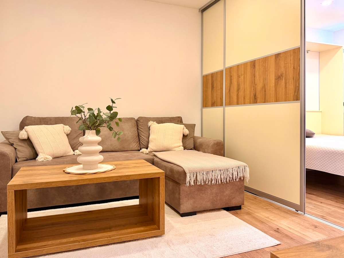Moderný apartmán • centrum • AC • parkovanie